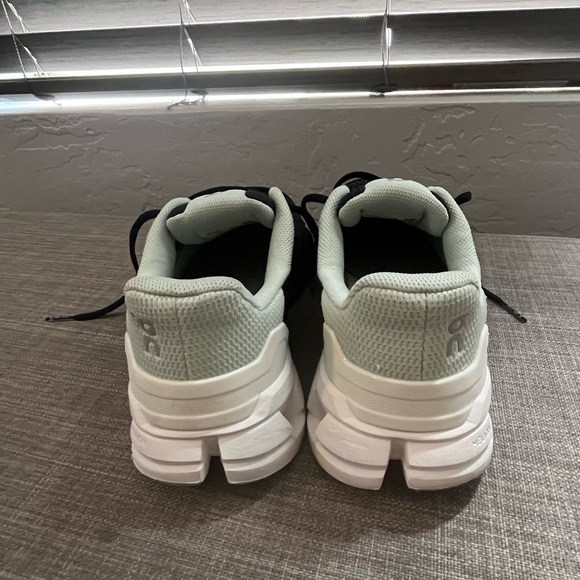 ON Cloudflyer Women’s Size 6.5 - Picture 6 of 7